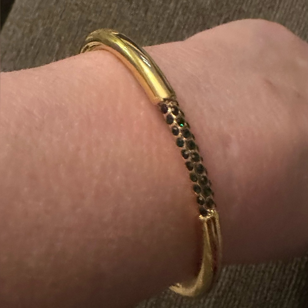 Elegant Gold Bracelet with Green Accents new - Picture 2 of 2